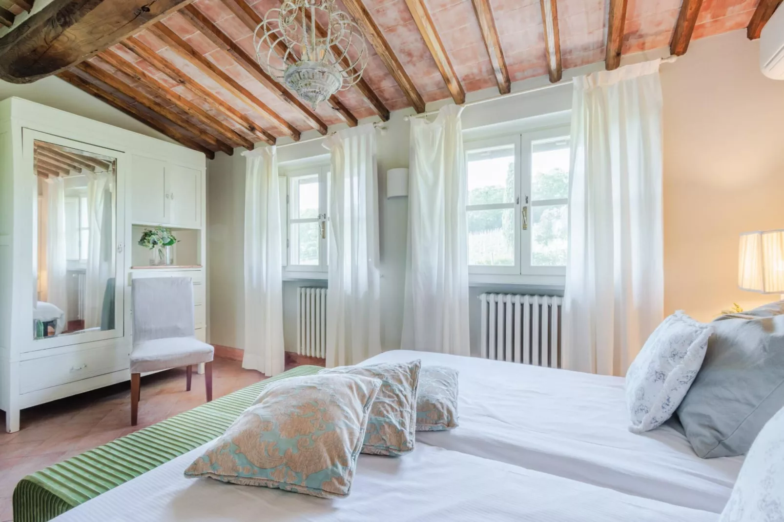 Pietro Farmhouse Apartment in Wine Resort in Lucca - Bedroom