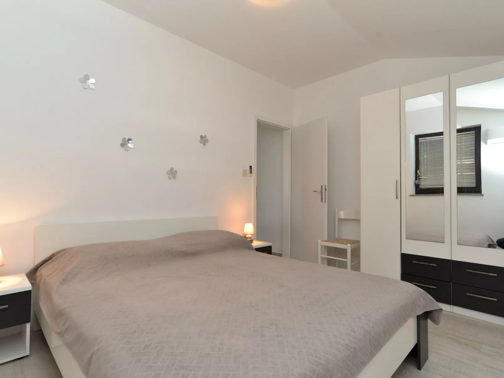 Apartment 242 - Dedans