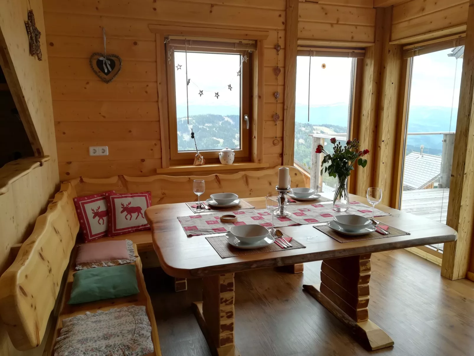 Gemütliche Bergehütte für acht Personen mit Outdoor-Badefass und Sauna - Inside