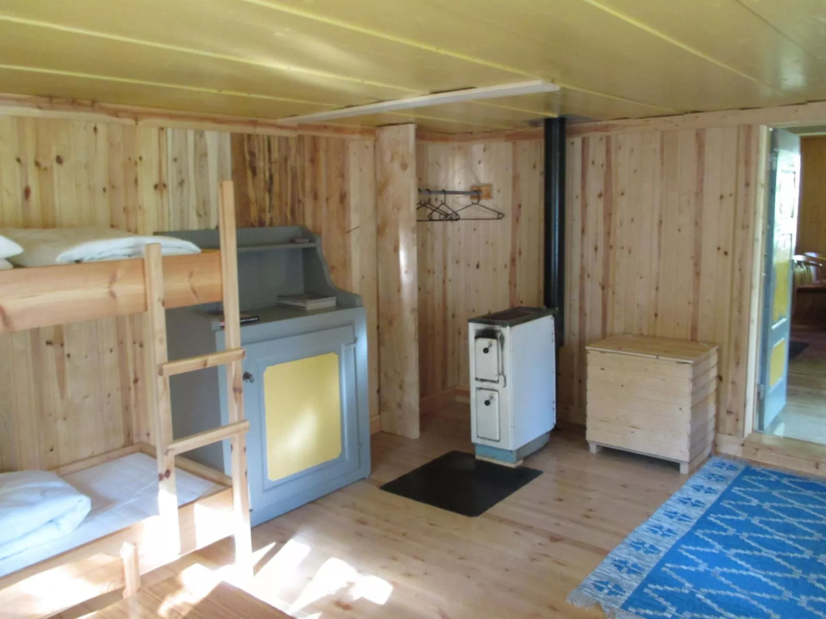 Einfache Holzhütte für das wahre Naturerlebnis am Stausee - Dedans