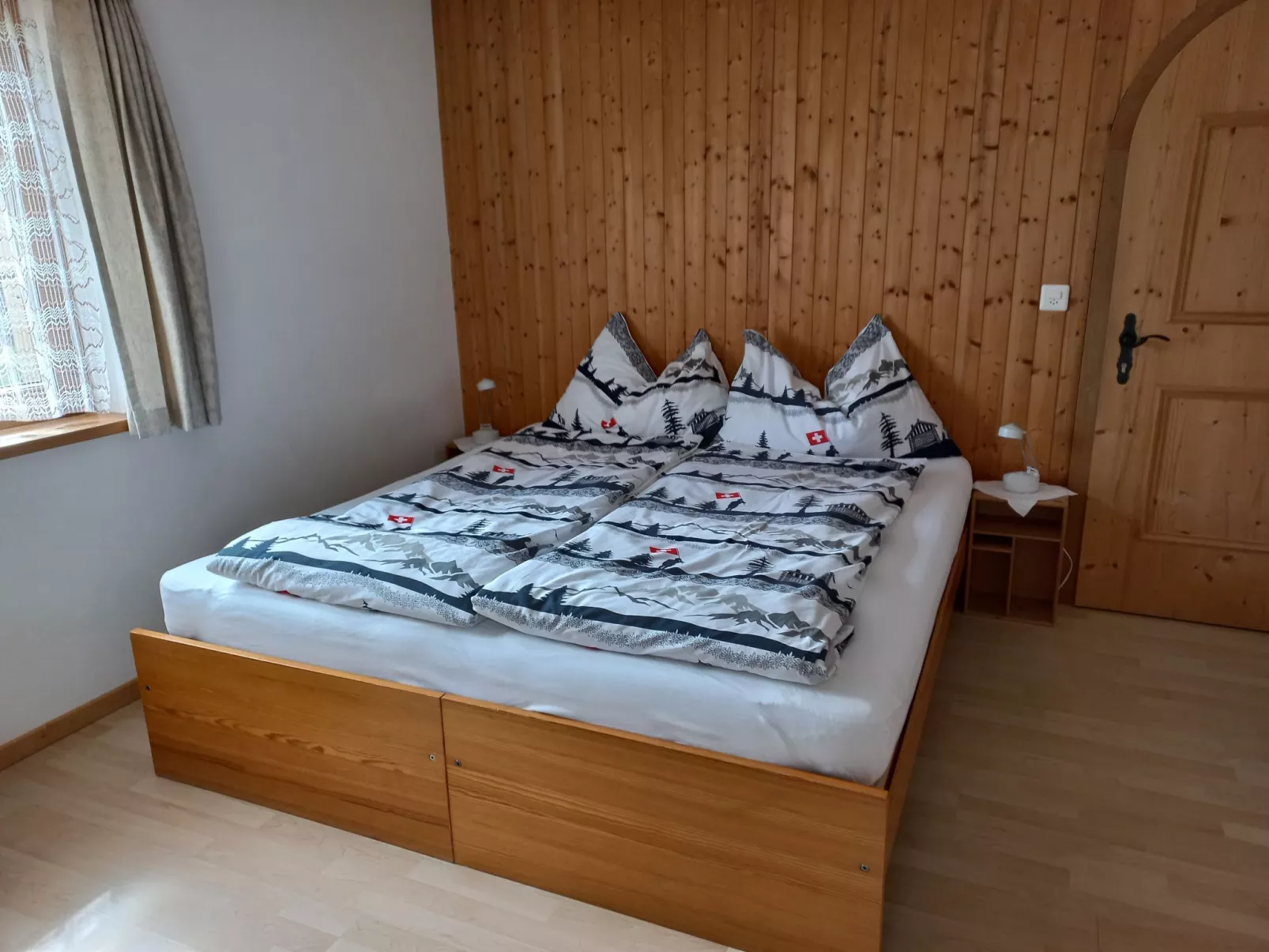 Ferienwohnungen Teuriblick A&B, (Splügen). - Drinnen