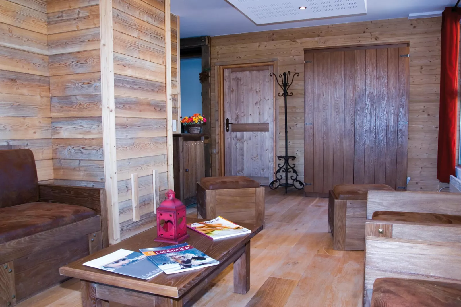 Les Chalets de l'Adet One alcove bedroom for six OTA - Salon