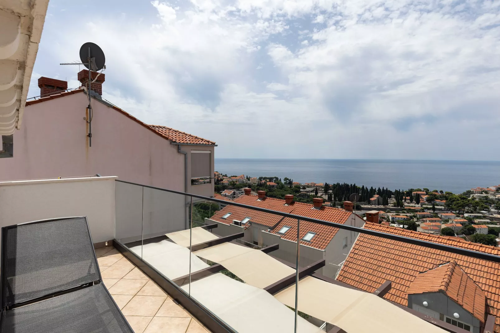 Guest House Kono - Two-Bedroom Apartment with Balcony and Sea View - Marka Gjaje Street - Terrace balcony