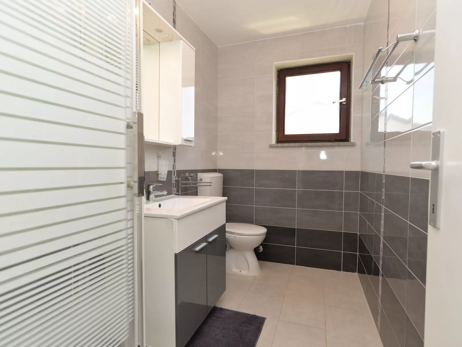 Apartment 242 - Dedans