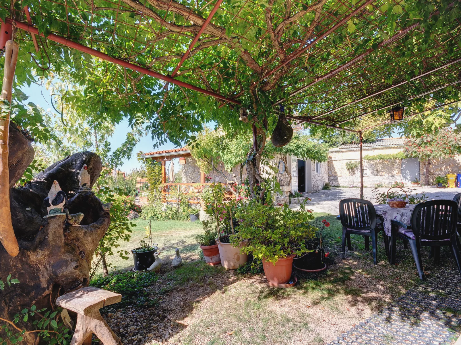 House Barat - Outside