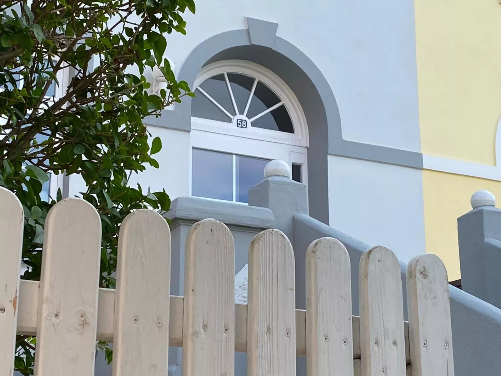 Freundlich eingerichtete Wohnung mit Meerblick - Outside