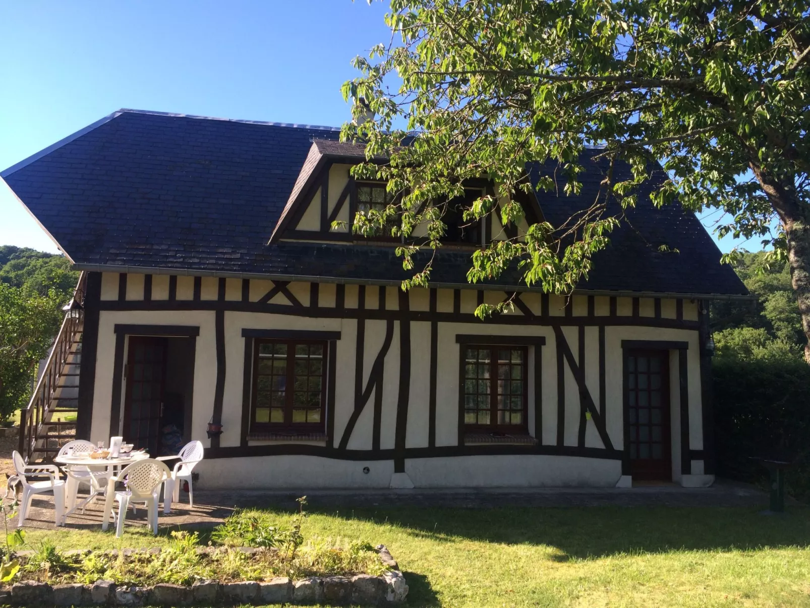 Normannisches Haus mit großem Garten in der Nähe von Paris - Draußen