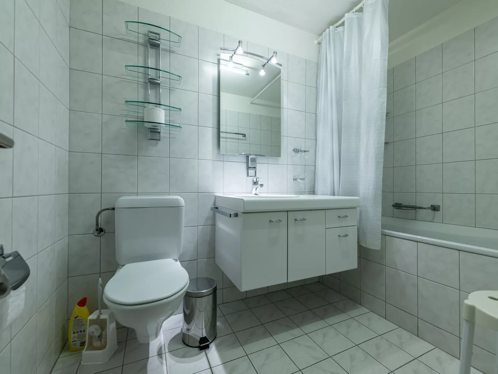 Putzprinz Gujan Ferienwohnung, Haus Surmir B / 16, (Flims Waldhaus). 2.5-Zimmer - Inside