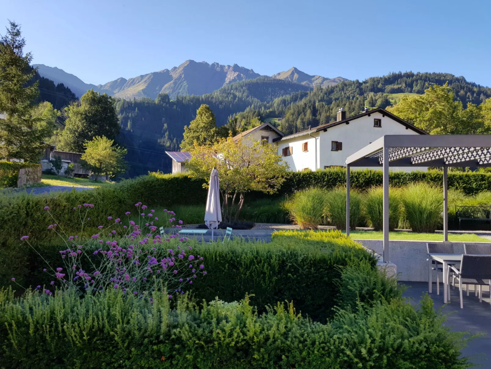 Carrera mit Traumgarten, Valendas, (Valendas). - Draußen