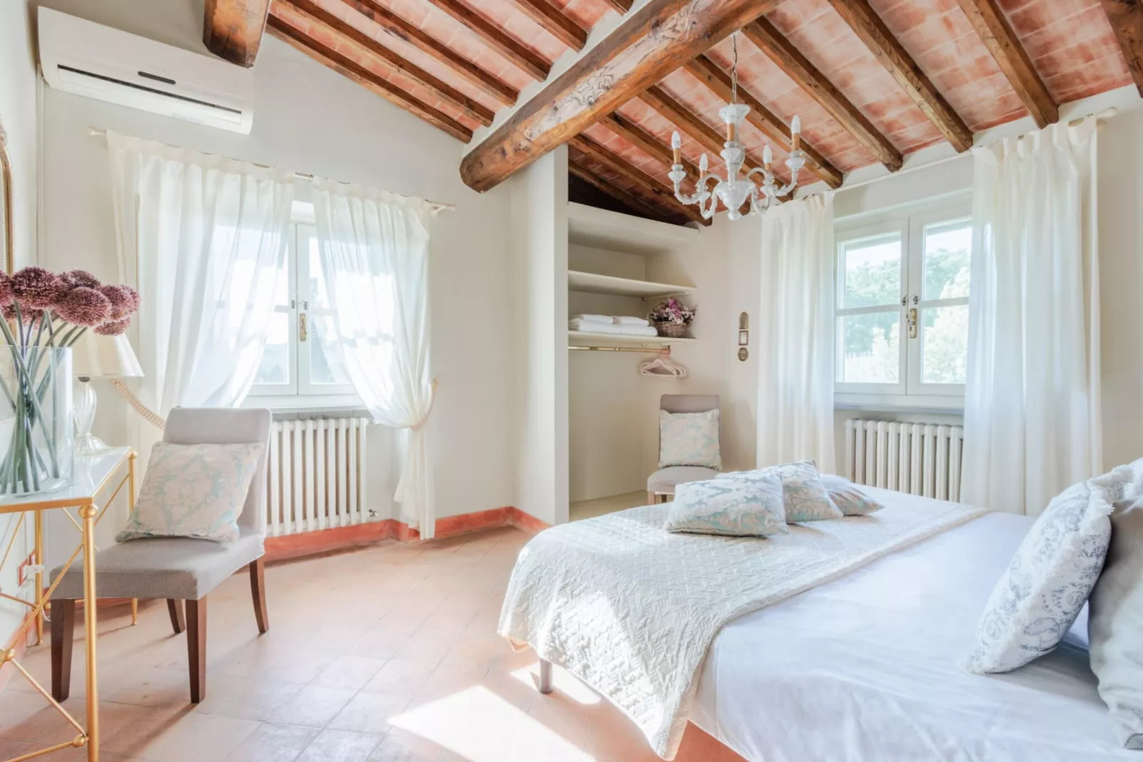 Pietro Farmhouse Apartment in Wine Resort in Lucca - Bedroom