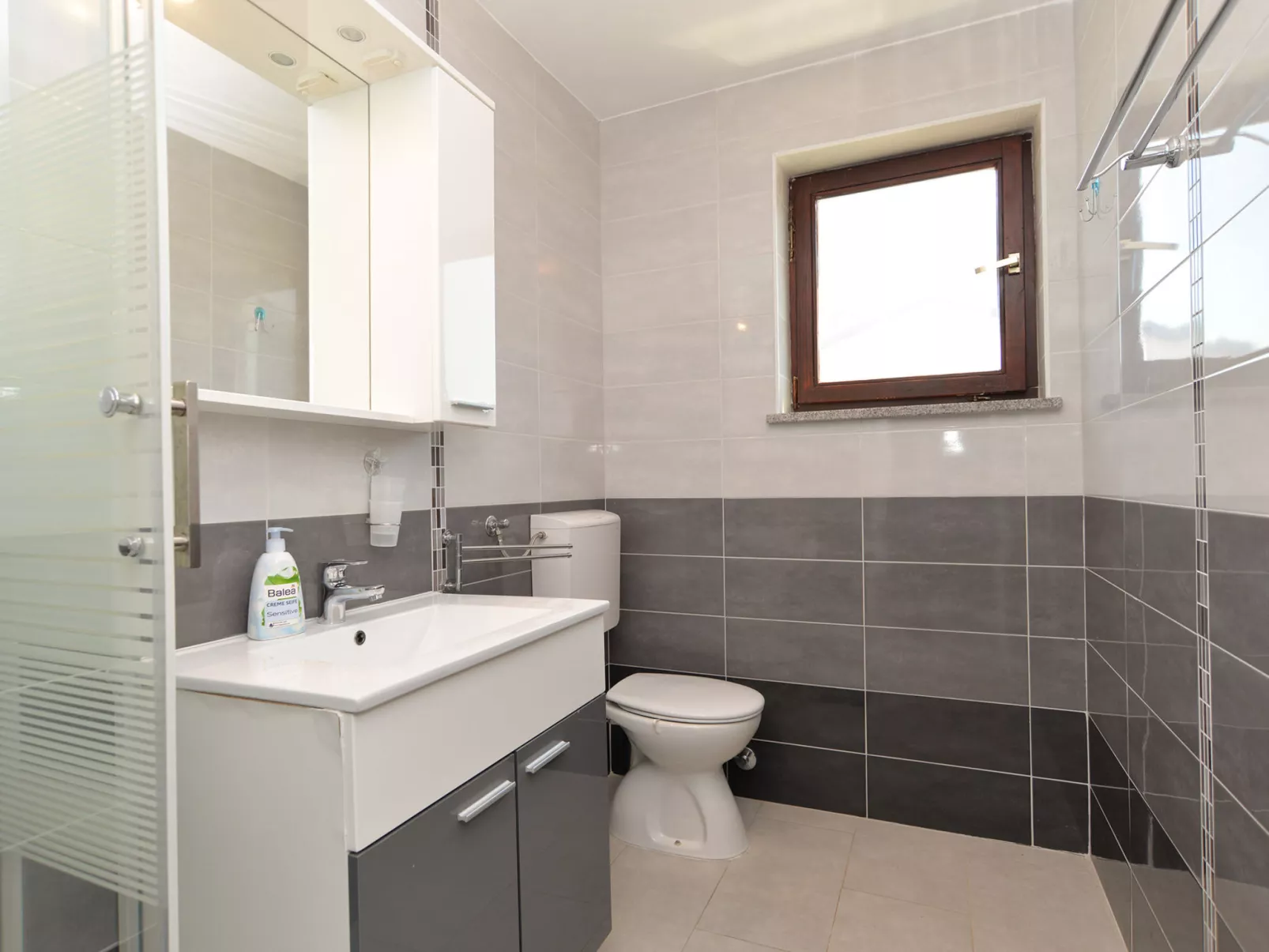 Apartment 242 - Dedans