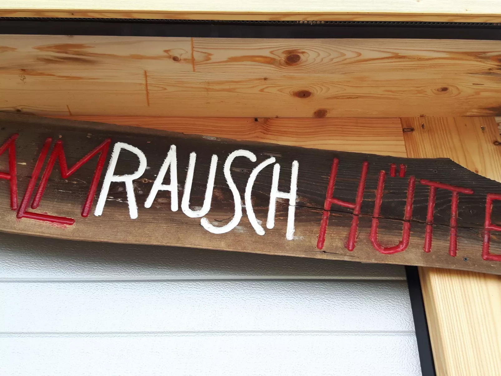 Gemütliche Bergehütte für acht Personen mit Outdoor-Badefass und Sauna - Outside