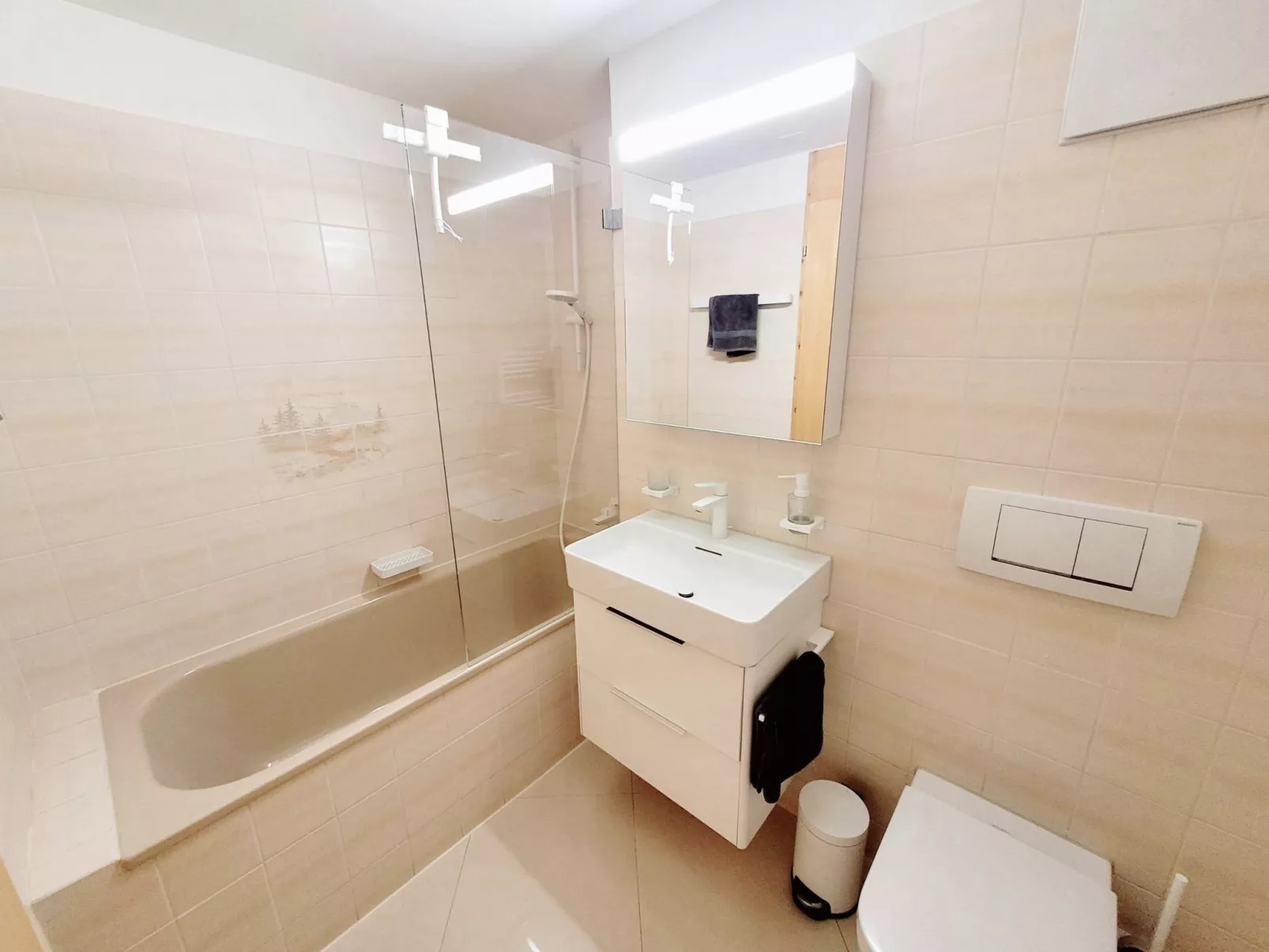 Fewo Cordial im Casa Erizun, (Flims Dorf). 3.5 Zimmer Ferienwohnung mit Bad/WC, - Drinnen