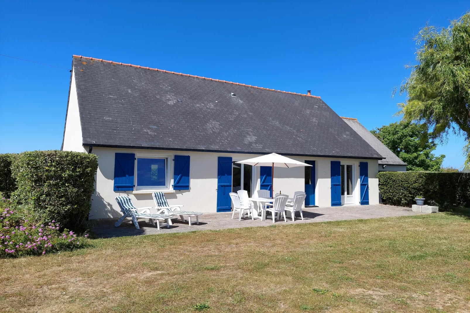 Ebenerdiges Ferienhaus in Strandnähe Santec - Außenbereich Sommer