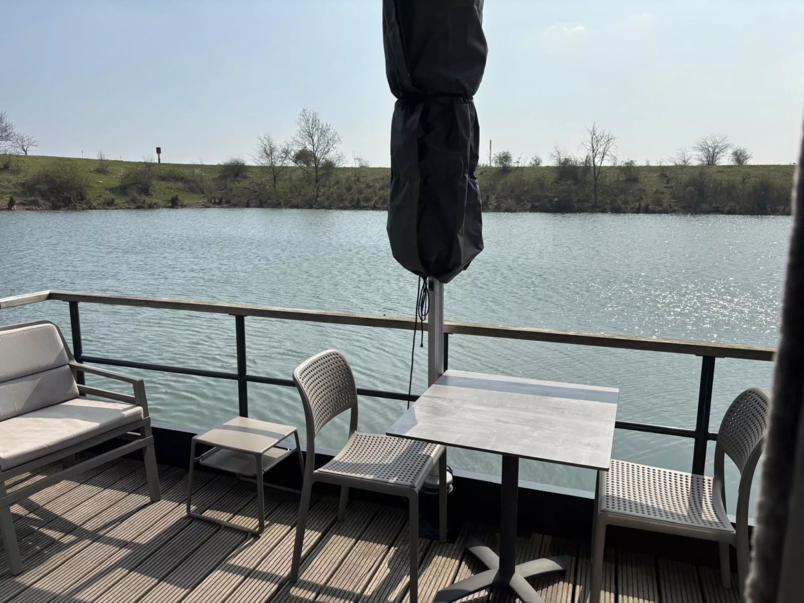 Maasterp - woonboot 14 - Draußen