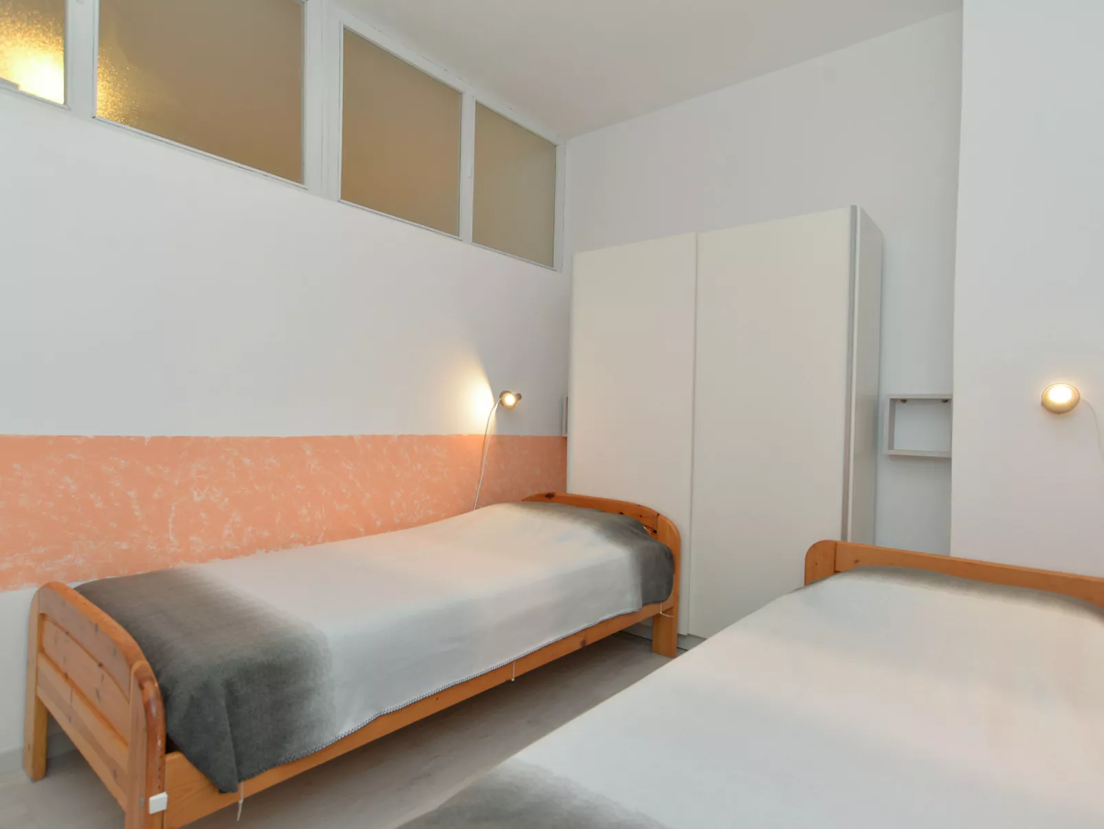 Apartment 242 - Dedans