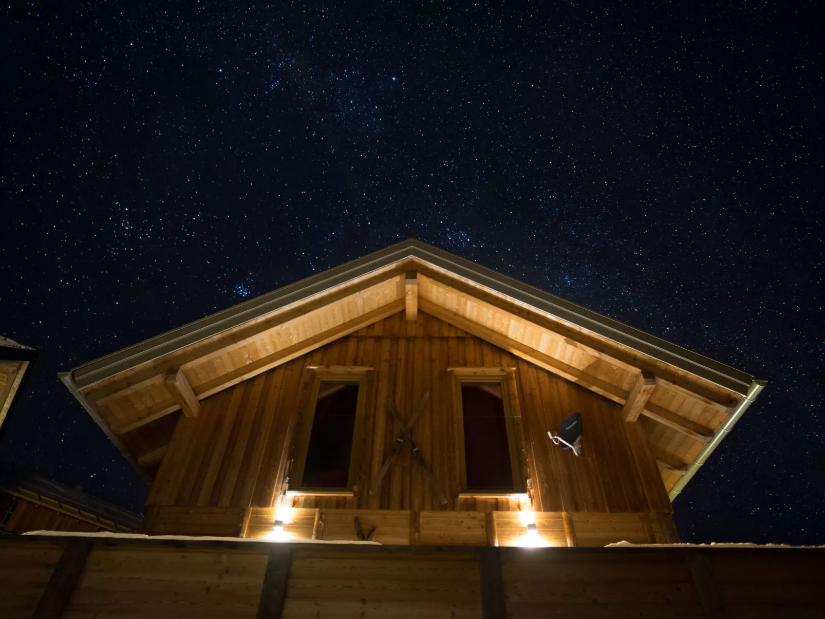 Gemütliche Bergehütte für acht Personen mit Outdoor-Badefass und Sauna - Outside