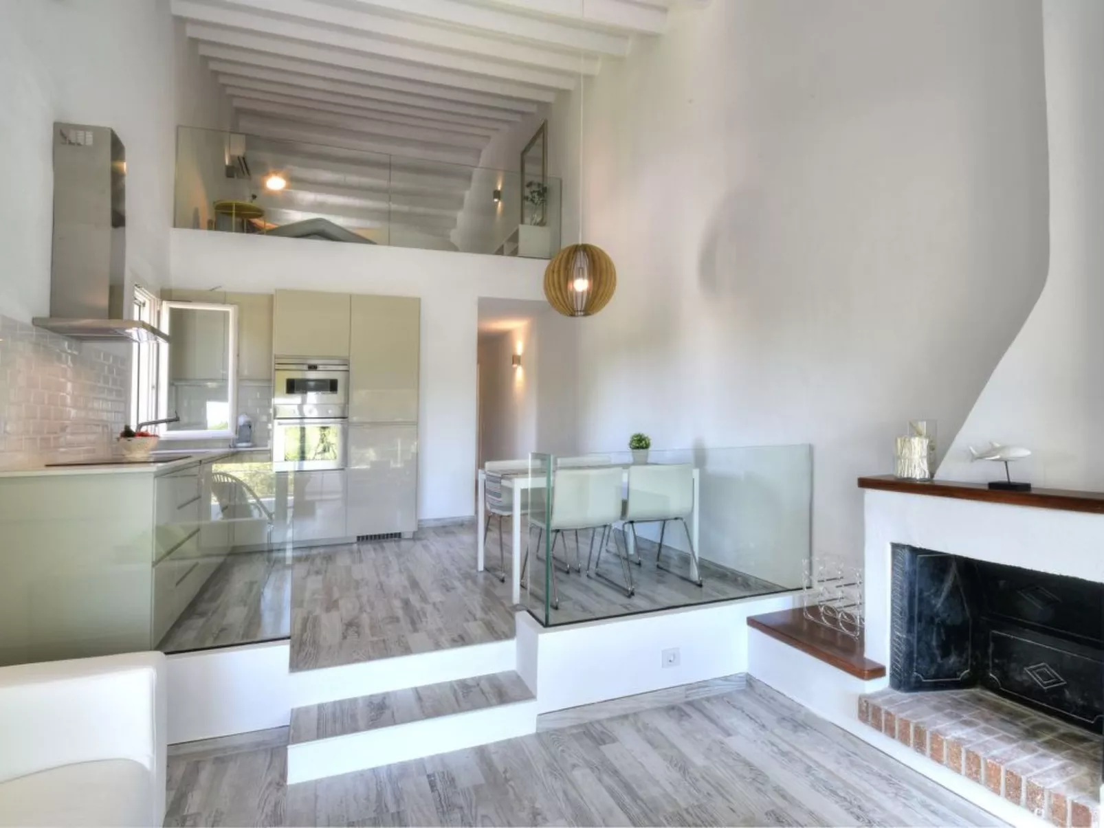 Modernes helles 3-Schlafzimmer Apartment mit Klimaanlage, 2017 komplett neu ren - Drinnen