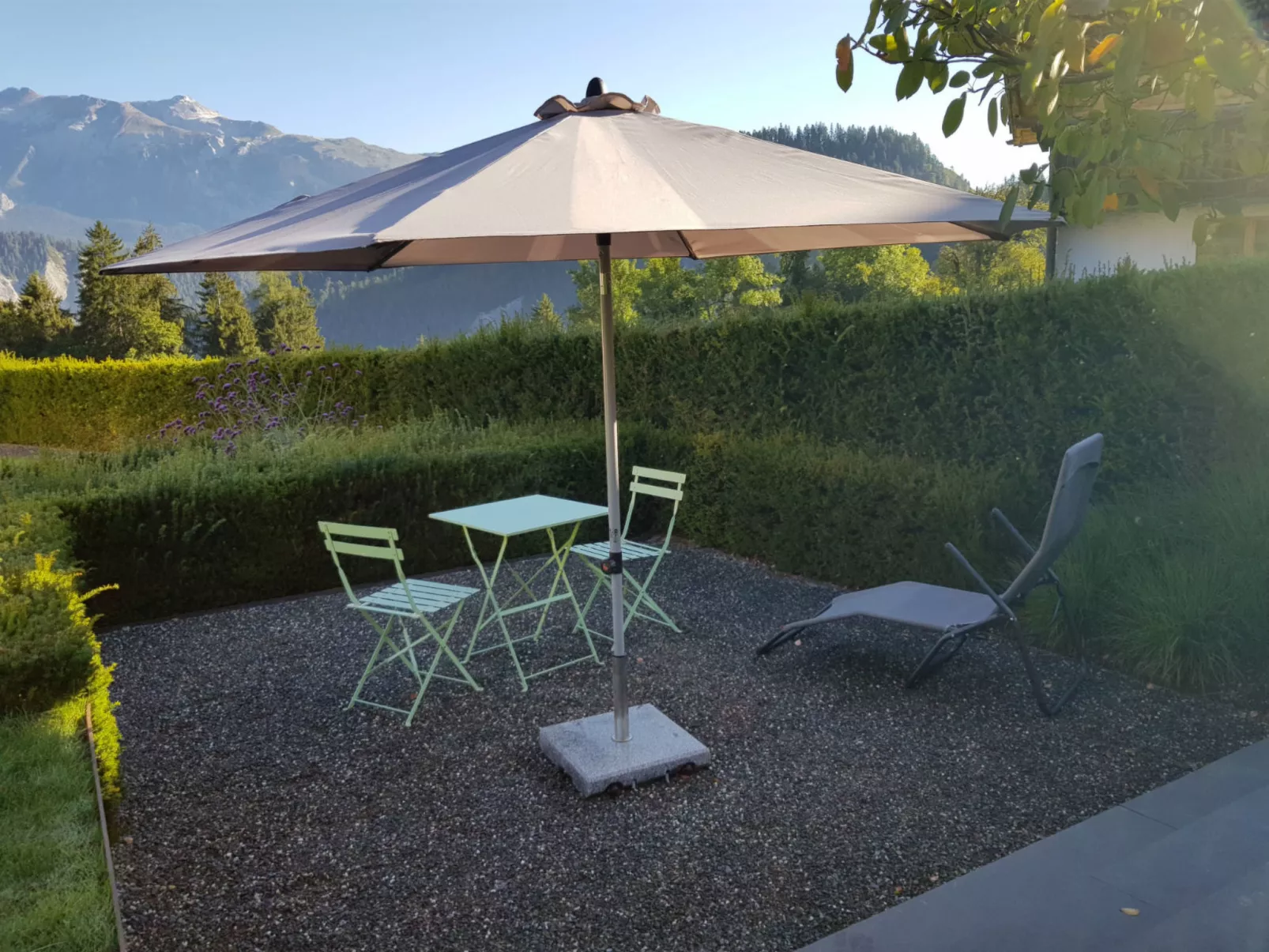 Carrera mit Traumgarten, Valendas, (Valendas). - Draußen