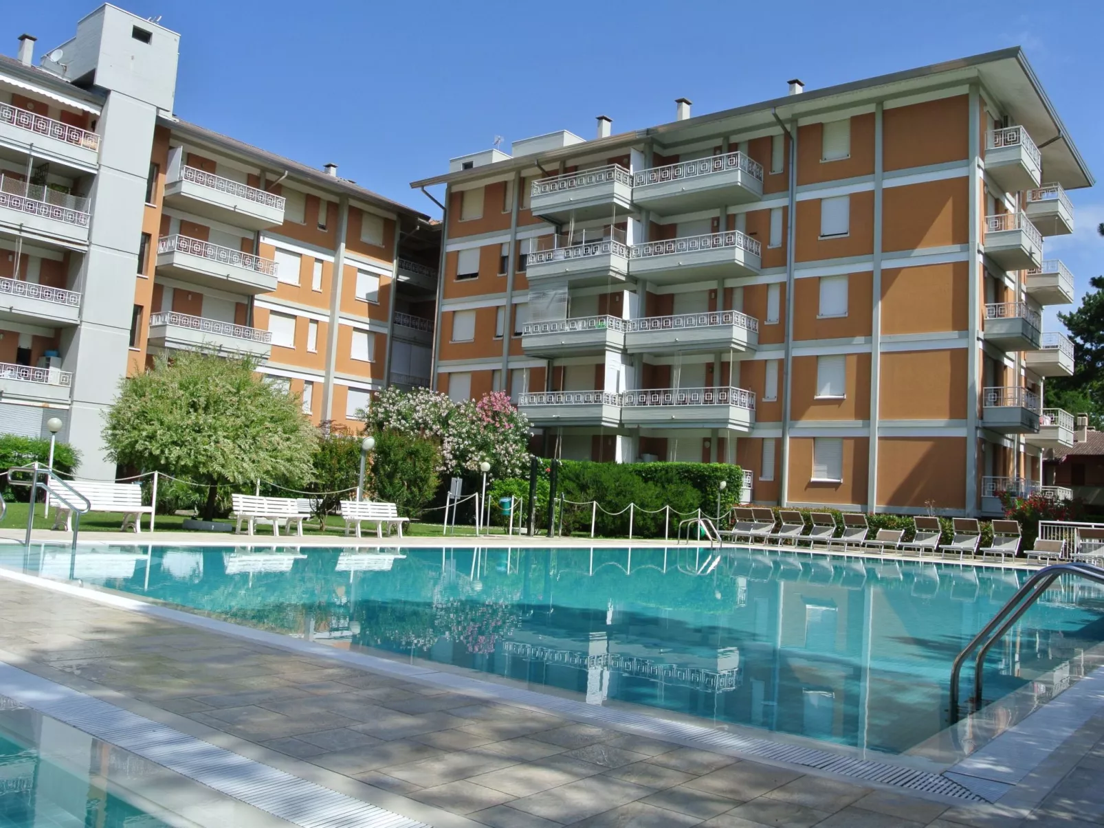 Residence Gardena - Ferienwohnung 11 mit Pool - Draußen