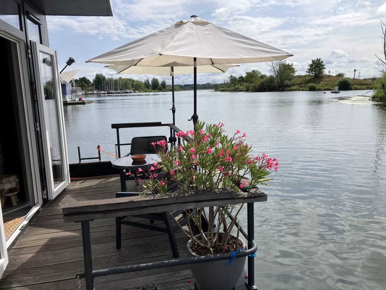 Maasterp - Woonboot 16 - Draußen