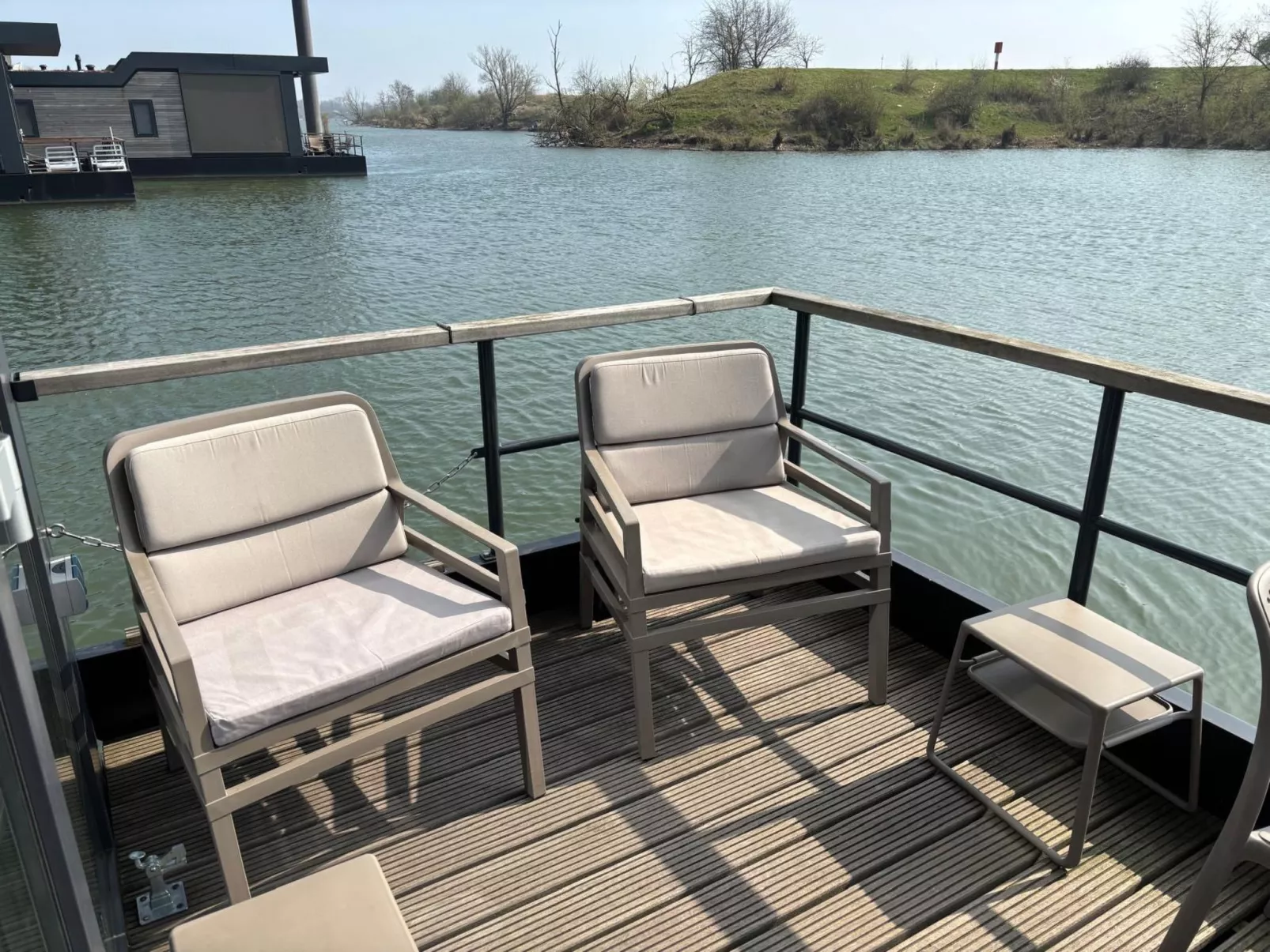 Maasterp - woonboot 14 - Draußen