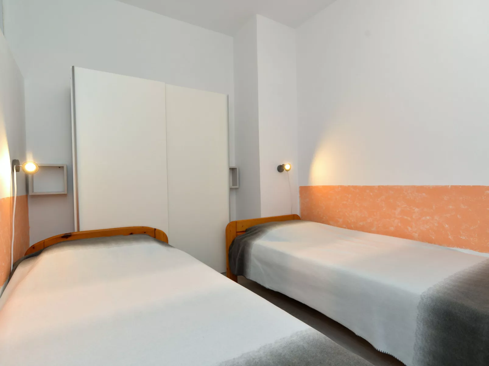 Apartment 242 - Dedans