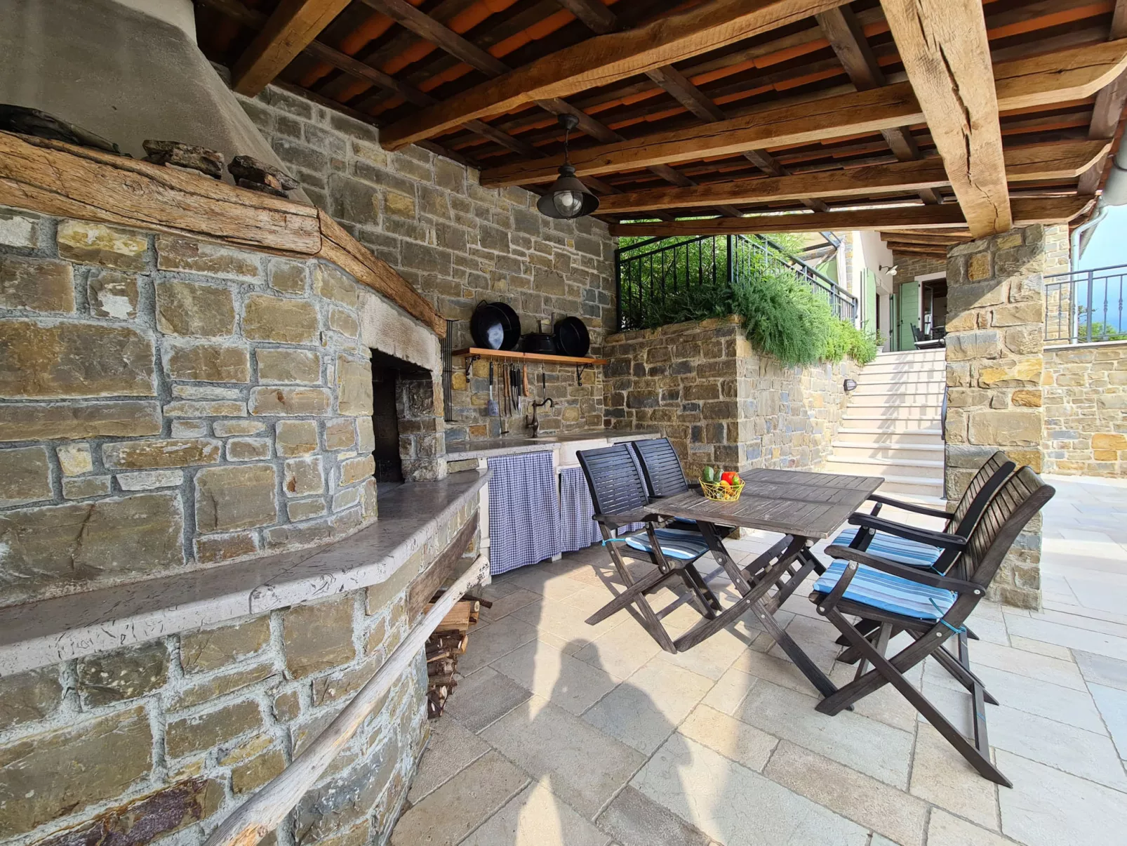 Villa 2129 - Draußen
