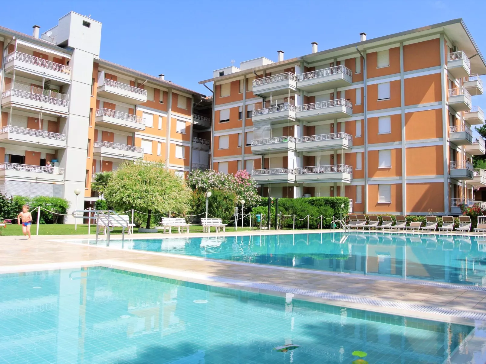 Residence Gardena - Ferienwohnung 11 mit Pool - Draußen