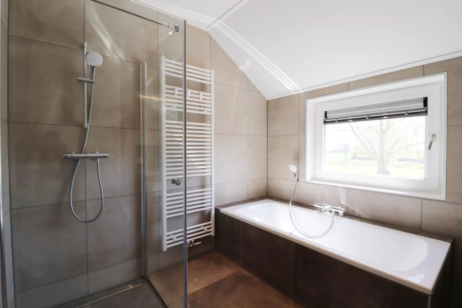 Moderne villa op het Friese platteland - Badezimmer