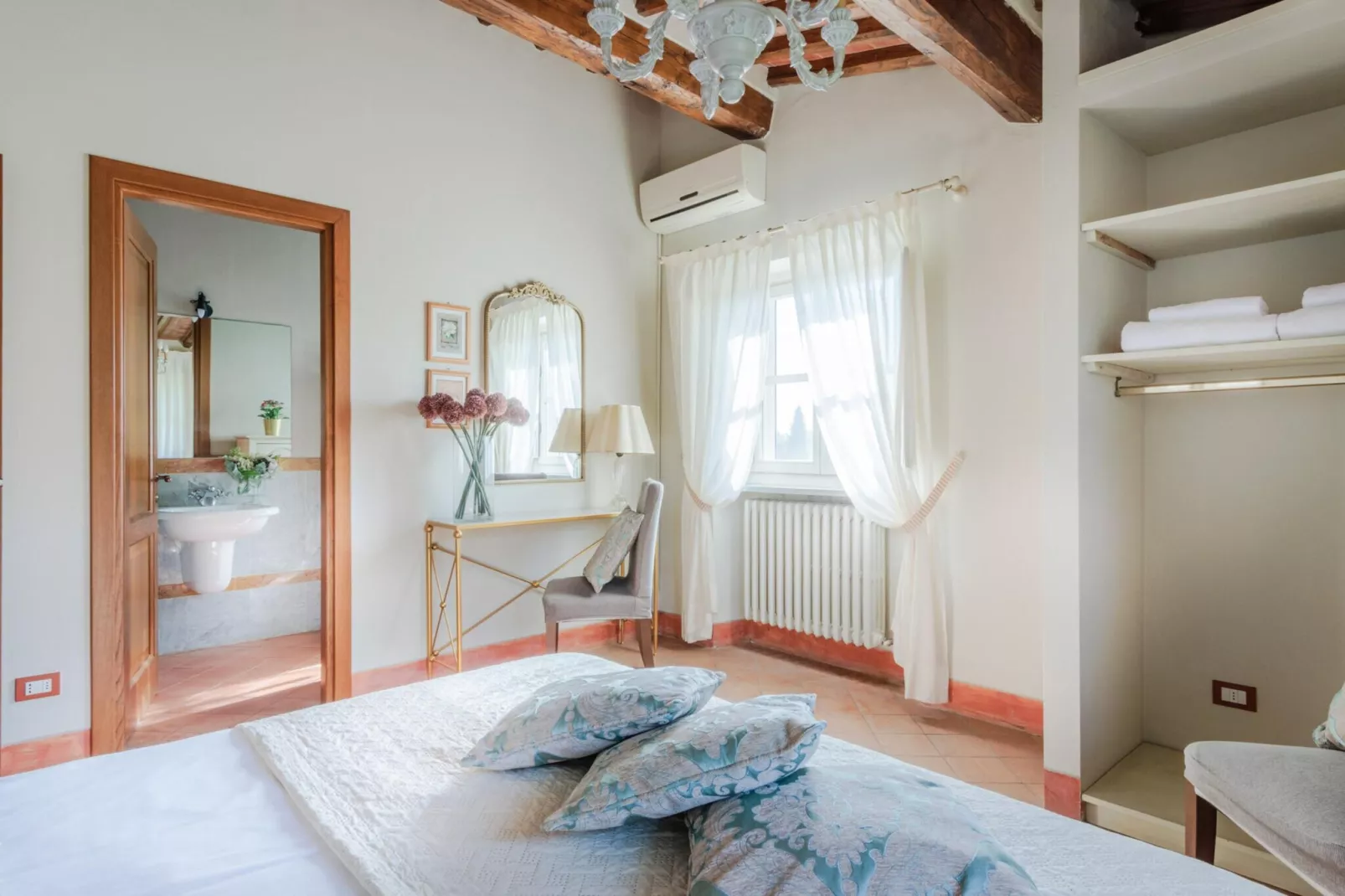Pietro Farmhouse Apartment in Wine Resort in Lucca - Bedroom
