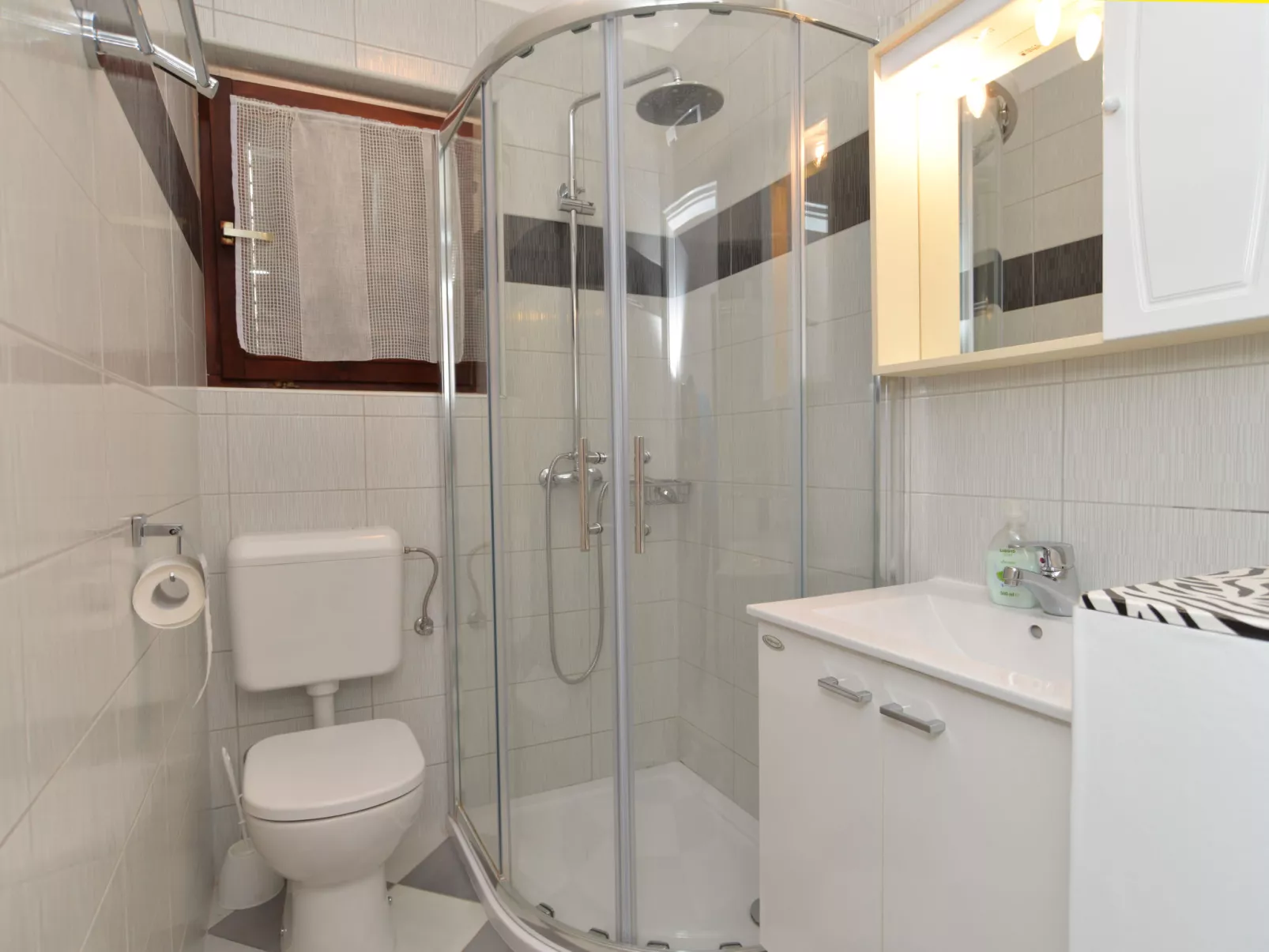 Apartment 242 - Dedans