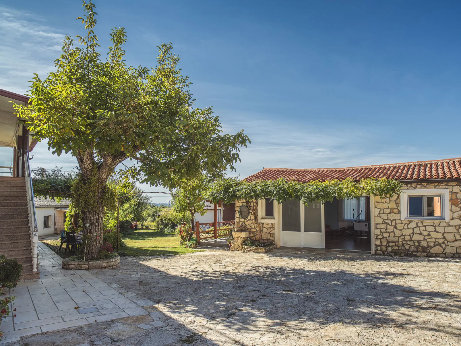 House Barat - Dehors