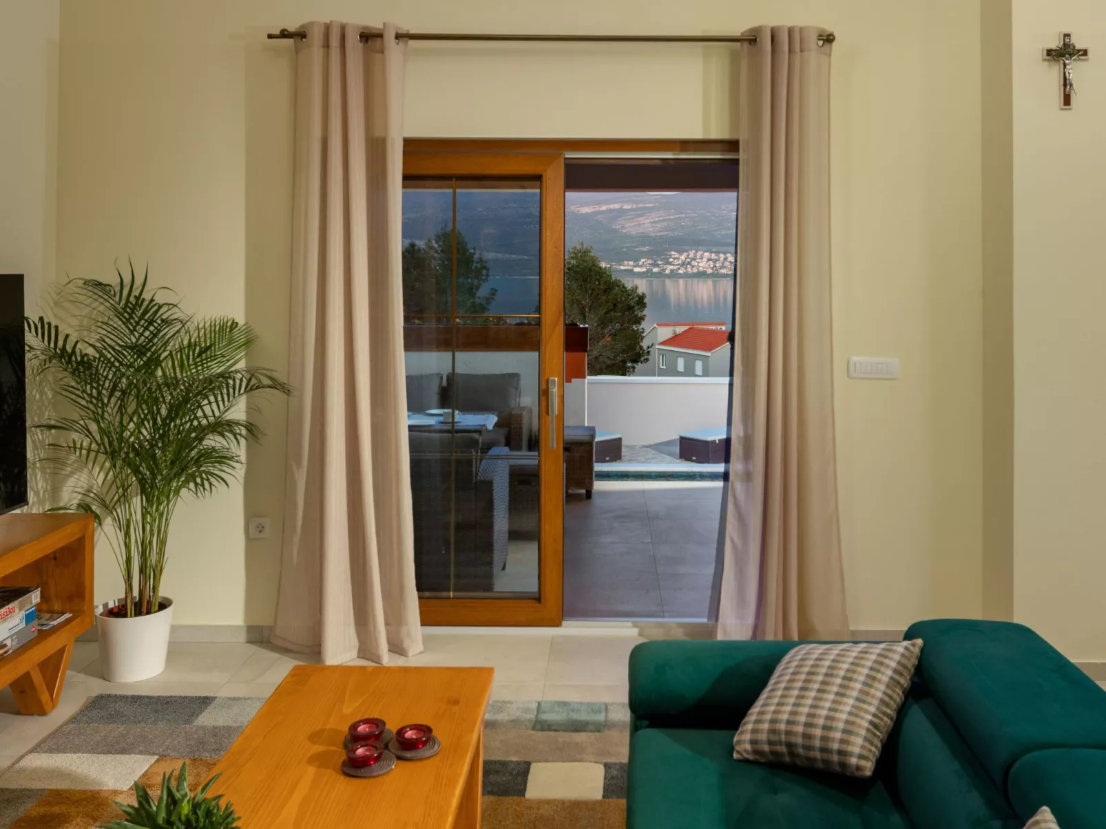 In Pridraga mit Privatem Pool - Drinnen