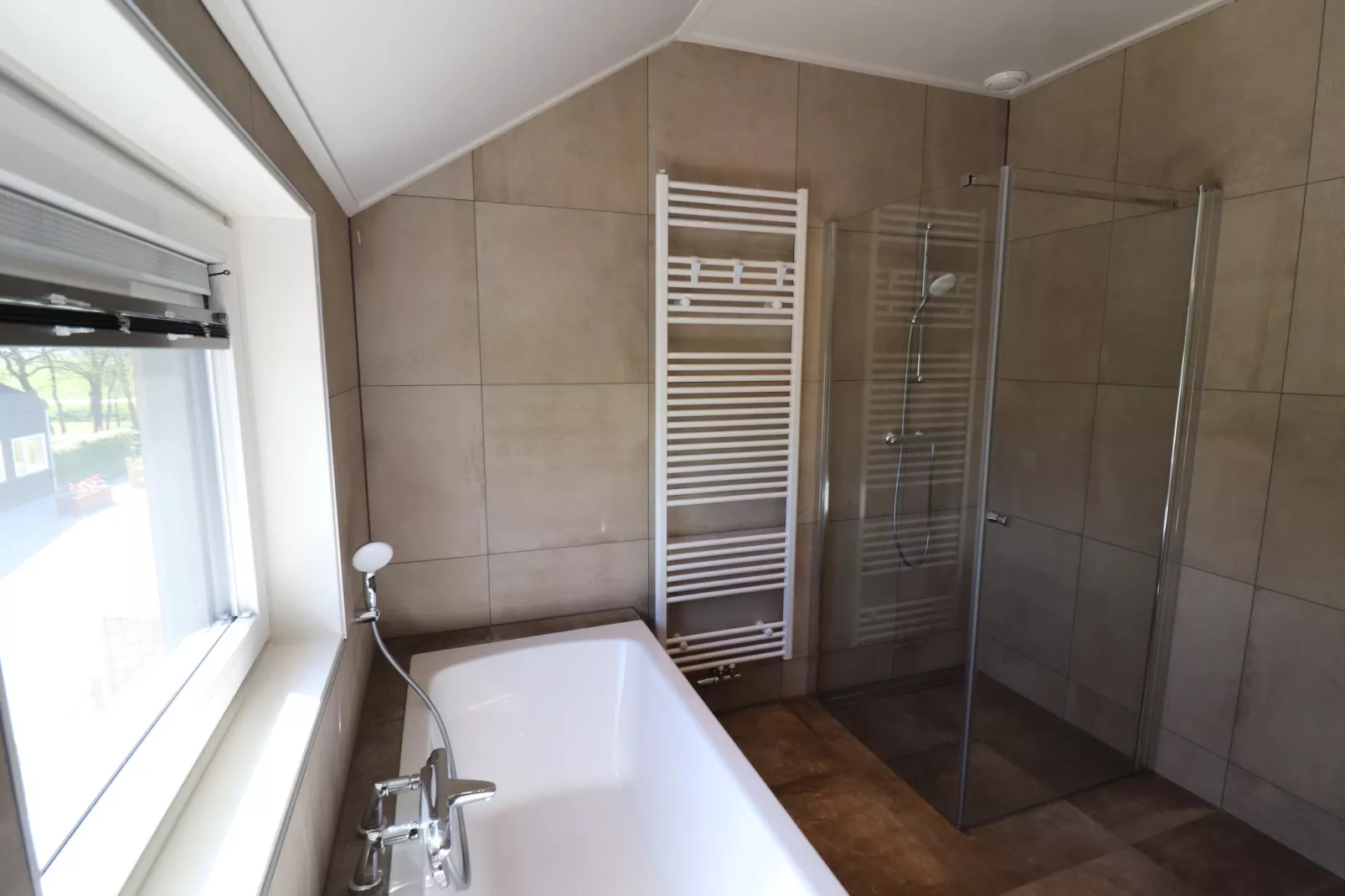 Moderne hoekvilla middenin Friesland - Badezimmer