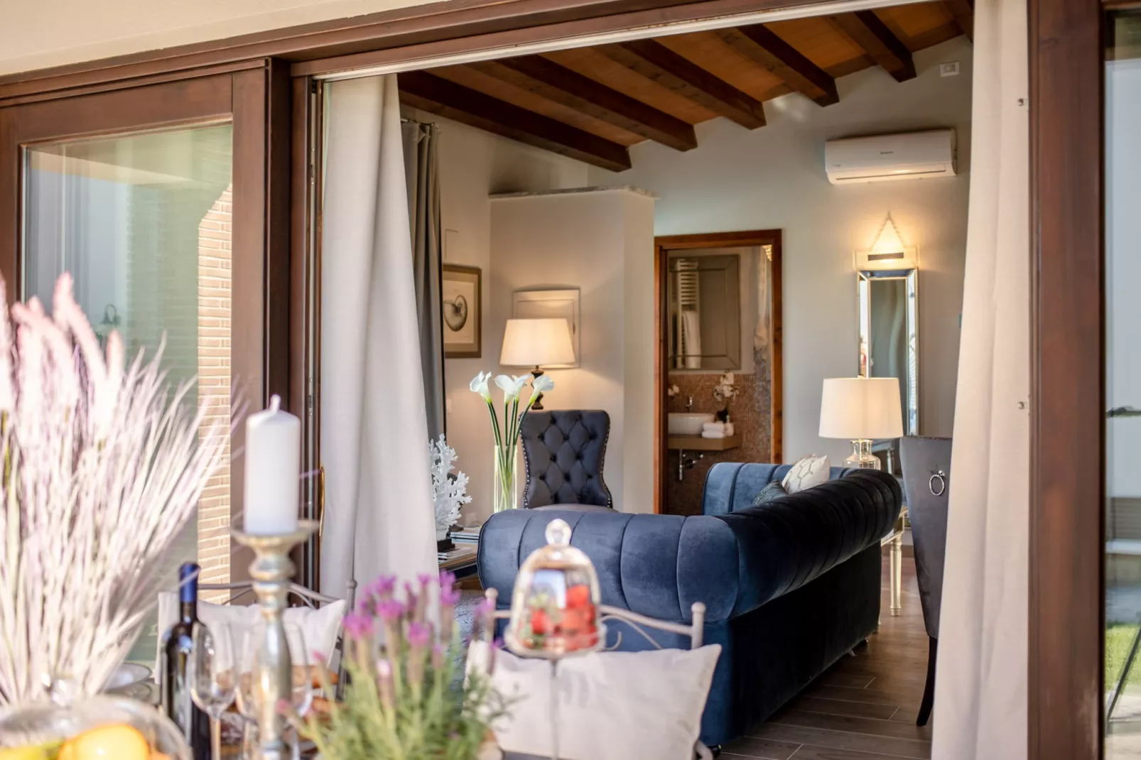 The Luxury Beach Villa - Wohnzimmer