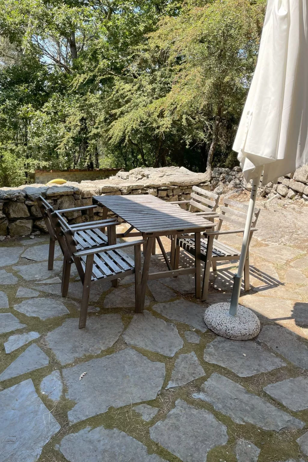 Zypressen, ein Haus im Wald an der ligurischen Riviera - Draußen