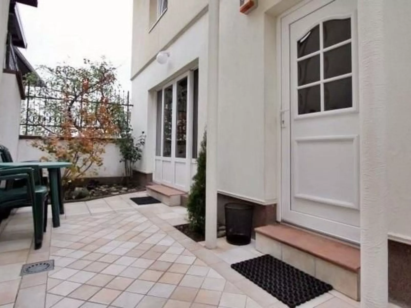 Geräumiges Ferienhaus mit kleinem Garten, nur fünf Gehminuten vom bekannten Bas - Draußen