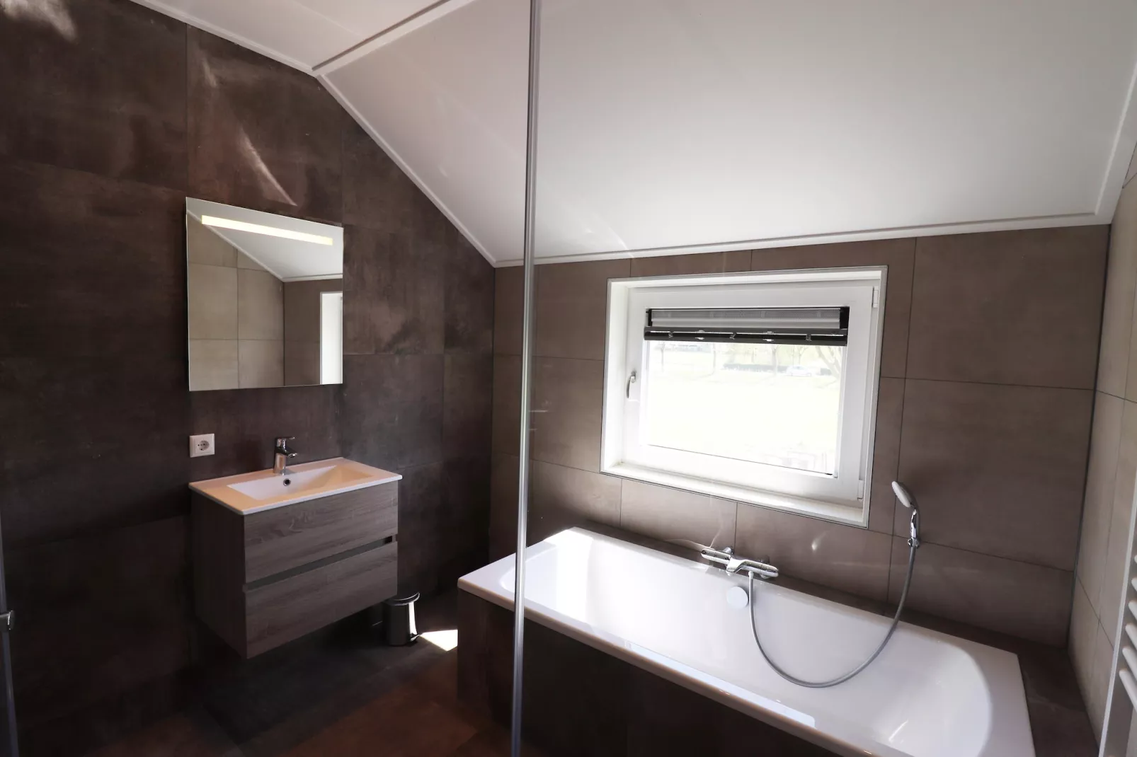 Moderne hoekvilla middenin Friesland - Badezimmer