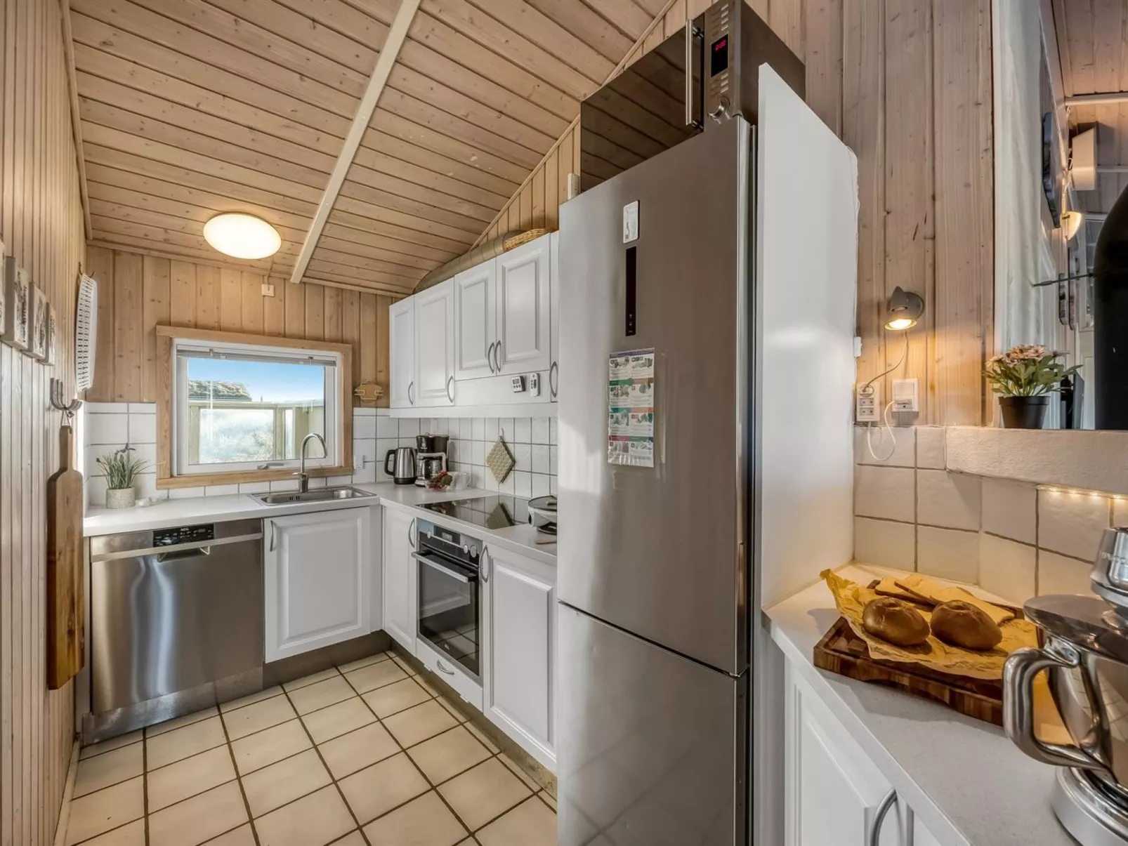 "Adrienne" - 490m from the sea - Inside