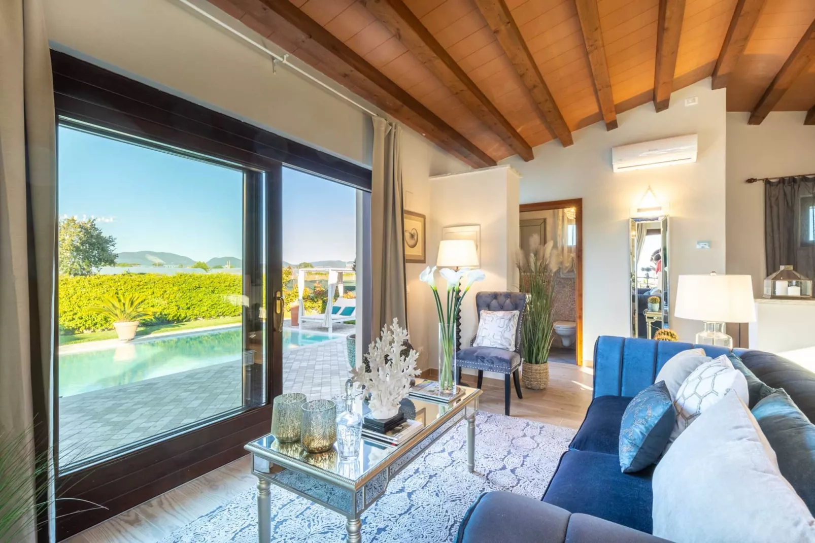 The Luxury Beach Villa - Wohnzimmer