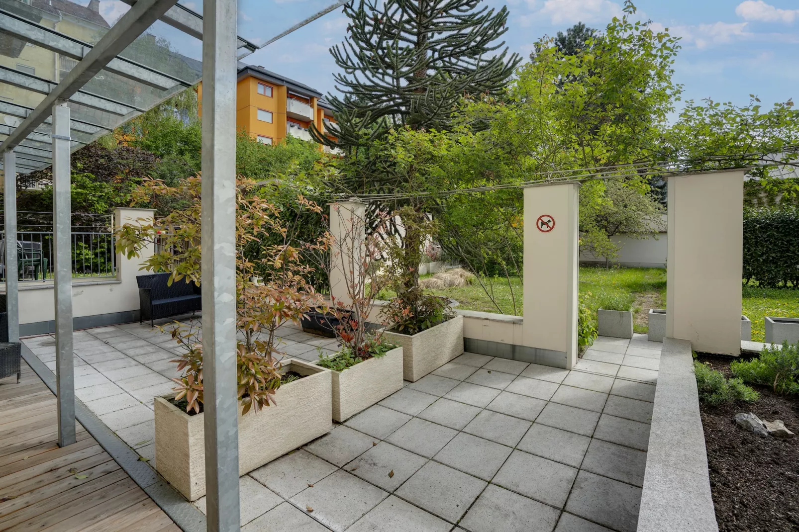 Top 8 Apartment 2P in Graz - Gardens in summer