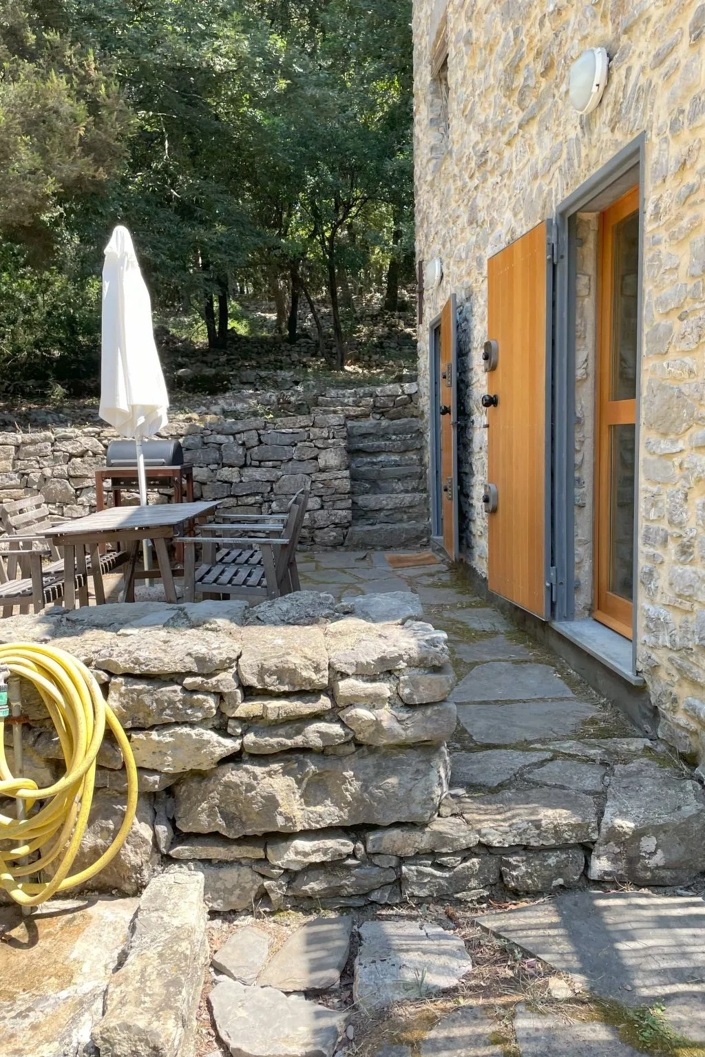 Zypressen, ein Haus im Wald an der ligurischen Riviera - Draußen