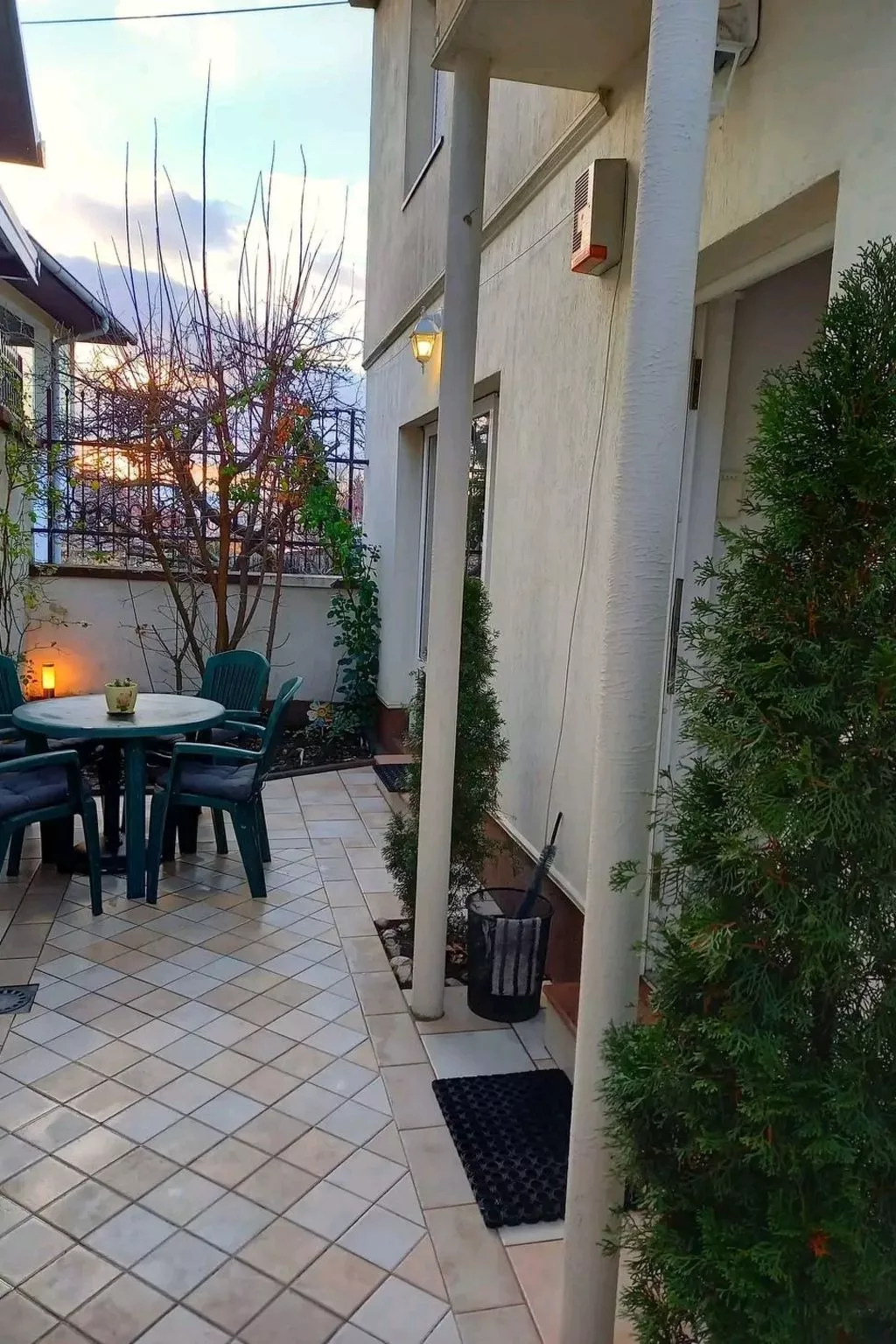 Geräumiges Ferienhaus mit kleinem Garten, nur fünf Gehminuten vom bekannten Bas - Draußen