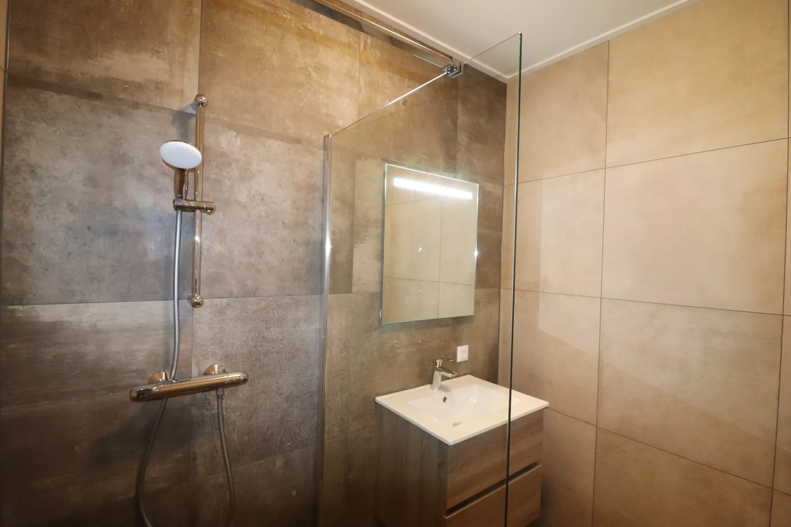 Moderne hoekvilla middenin Friesland - Badezimmer