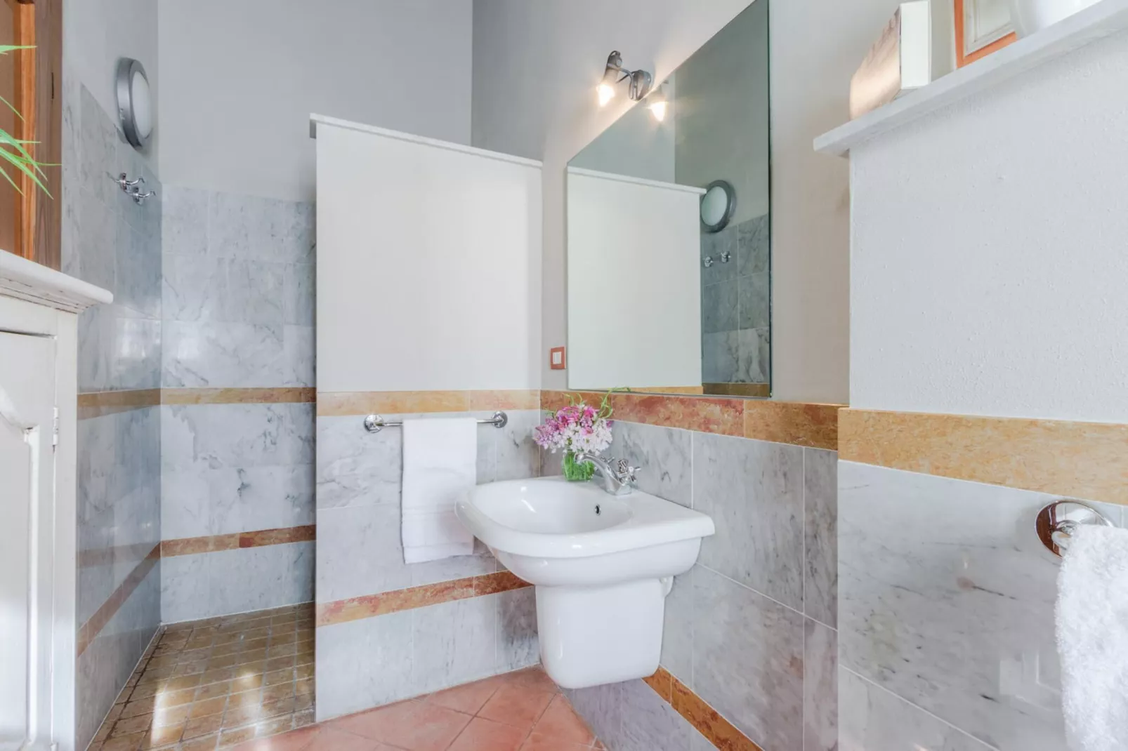 Pietro Farmhouse Apartment in Wine Resort in Lucca - Bathroom