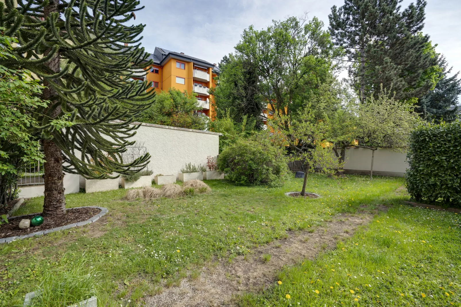 Top 8 Apartment 2P in Graz - Gardens in summer