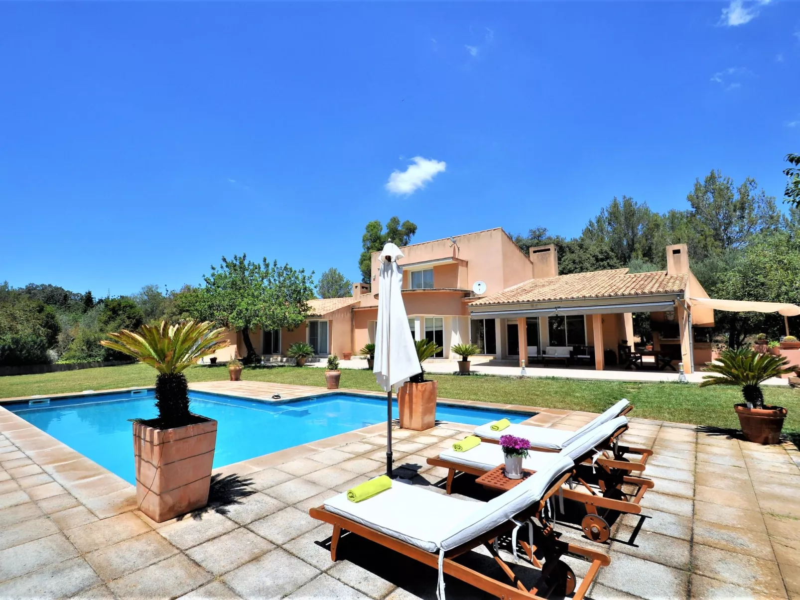 Villa con piscina y pista de tenis privada ideal para familias.  - WiFi Gratis - Outside