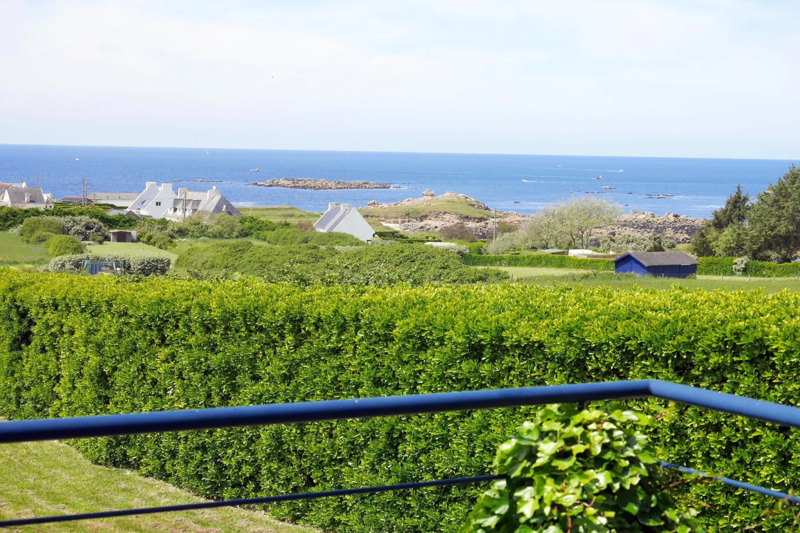 	Ferienhaus mit 180° Panorama Meerblick Lampaul-Plouarzel - View in summer