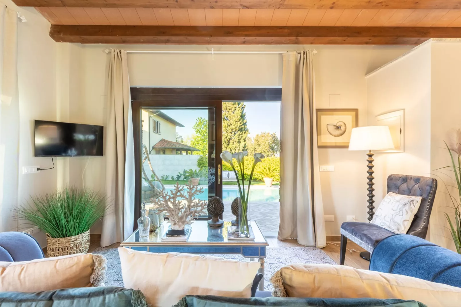 The Luxury Beach Villa - Wohnzimmer